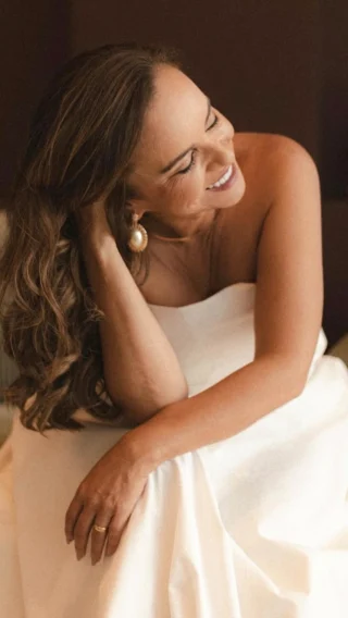 O corpo humano adora opções.
O conforto mora nos microclimas.

Cada espaço precisa provocar uma sensação.
Um canto de leitura que silencia o mundo.
Uma sala de estar com um sofá que te acolhe — quase um abraço.
Luz que acalma. Texturas que relaxam. Temperatura que convida a ficar.

Ambientes não são só funcionais.
Eles conversam com o corpo, com o humor, com o tempo.

Quando o espaço entende quem você é,
você sente — antes mesmo de pensar.